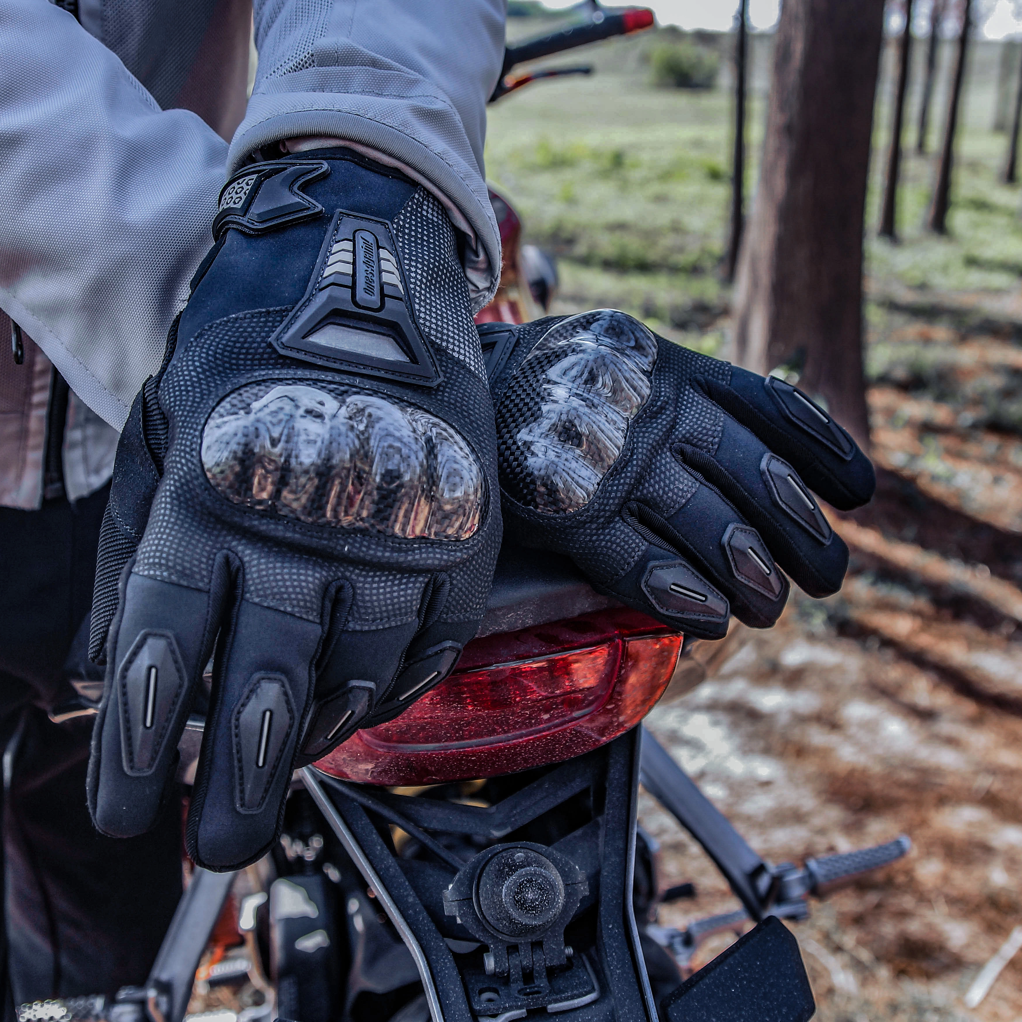 MG07P-CF Four-season Commute Carbon Fiber Waterproof Warm Riding Protective Gloves Lightning Demon Armor